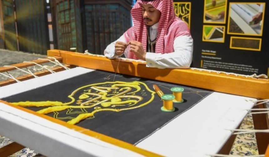 بأيدٍ سعودية محترفة.. صناعة كسوة الكعبة بخيوط من الحرير والذهب والفضة -واس