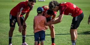 لاعبو الأهلي يستقبلون الطفل علي صاحب مرض ضمور العضلات.. صور - AARC مصر