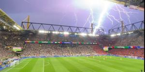 الحكم يوقف مباراة ألمانيا والدنمارك بسبب الظروف الجوية .. فيديو - AARC مصر