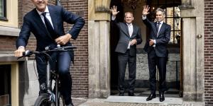 "على متن دراجته"..رئيس وزراء هولندا يودع مقر الحكومة بأغرب طريقة (فيديو) - AARC مصر