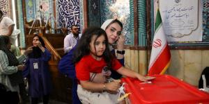 الإيرانيون يصوتون لحسم السباق الرئاسي - AARC مصر