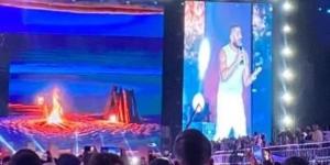 تامر حسنى يفتتح حفله فى مهرجان العلمين الجديدة بأغنية "كل يوم أحبه تانى" - AARC مصر