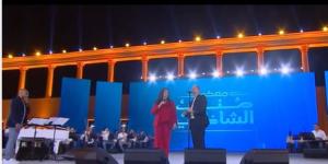 جمهور العلمين يتراقص على أغنية "رمش عينه اللى جرحنى" لمدحت صالح (فيديو) - AARC مصر