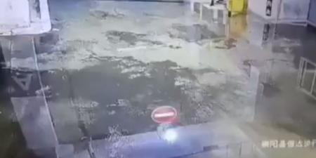 فيديو.. مياه الفيضانات تجرف أشخاصاً نحو مرآب للسيارات في الصين - AARC مصر
