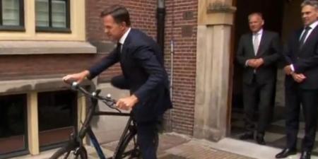 بدراجة.. رئيس وزراء هولندا يثير ضجة بسبب طريقة مغادرة المنصب|فيديو - AARC مصر