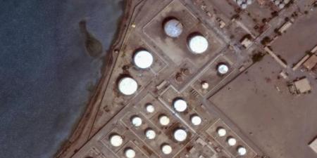 دمر بشكل كامل.. شاهد: صور لميناء الحديدة قبل وبعد الهجوم الإسرائيلي - AARC مصر