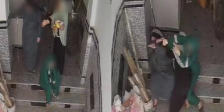 فيديو نشره الزوج، امرأة تضرب وتسحل حماتها على سلالم العمارة يثير غضب المصريين - AARC مصر