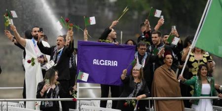 تكريماً لضحايا 1961..الوفد الأولمبي الجزائري يلقي الورود في السين - AARC مصر
