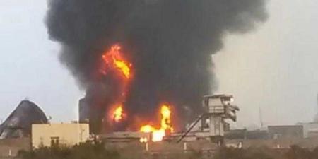انفجار عنيف في ميناء الحديدة وتصاعد ألسنة النيران وأعمدة الدخان بسبب غارات إسرائيلية - AARC مصر