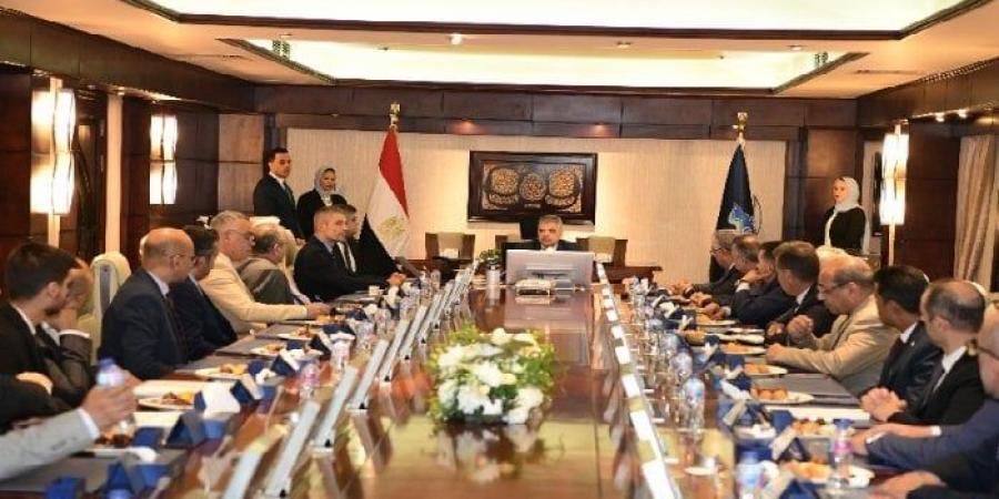 رئيسا قناة السويس و الهيئة الاقتصادية يشهدان توقيع عقد بين شركة «انتيبوليوشن إيجيبت» والشركة المصرية للتوريدات - AARC مصر